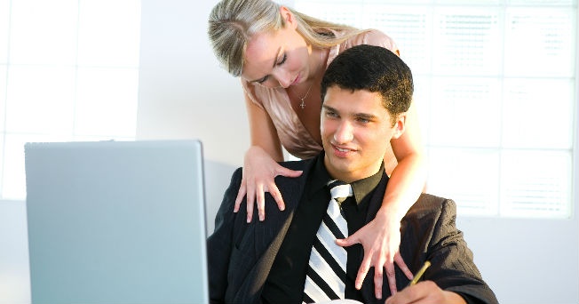 Сексуальная дама с большими дойками и с косичкой занимается сексом с начальником в офисе
